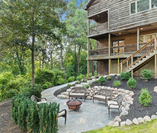 Pine Point |10 Mins to Wilmot Ski | Pier |Lake Mary| Fire Pit| Artsy| Lakehouse| Grill |Walk to Lake