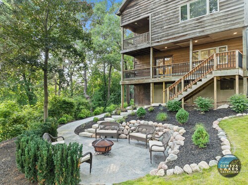 Pine Point |10 Mins to Wilmot Ski | Pier |Lake Mary| Fire Pit| Artsy| Lakehouse| Grill |Walk to Lake