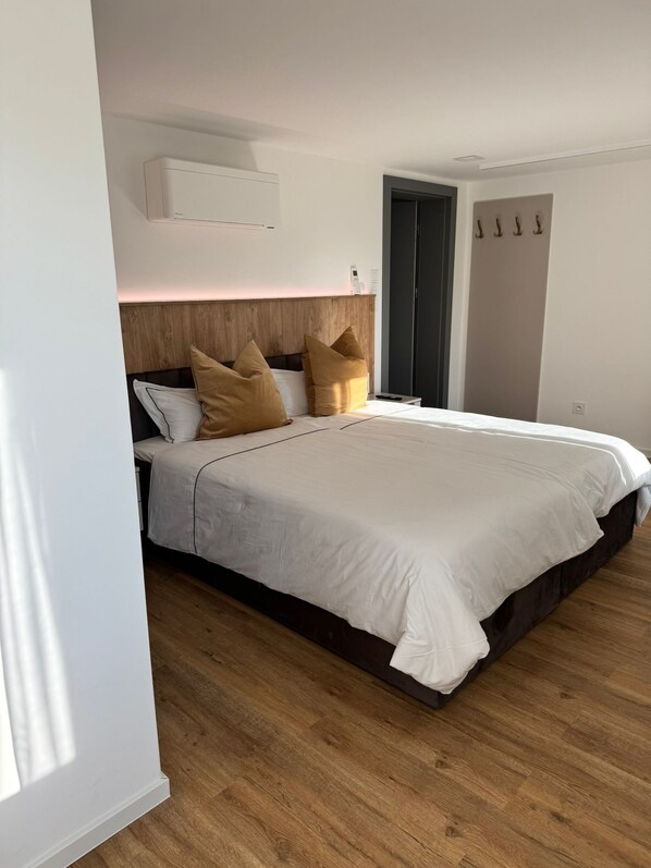 1 bedroom, bed sheets