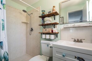 Douche, sèche-cheveux, serviettes fournies, papier toilette