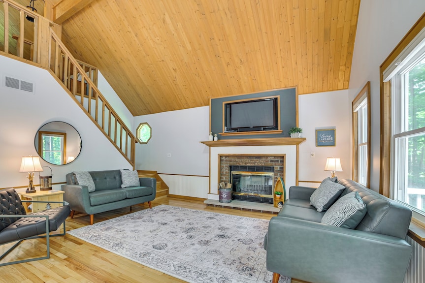 Higgins Lake Retreat: Dock Access, Close To Beach! - Higgins Lake, MI