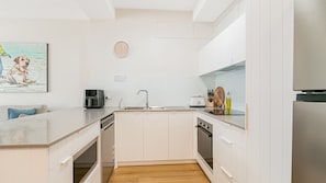 Réfrigérateur, micro-ondes, plaque de cuisson, lave-vaisselle