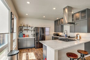 Refrigerador, microondas, placa de cocina, lavavajillas