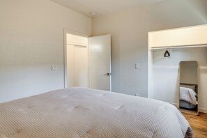 3 habitaciones, escritorio y tabla de planchar con plancha