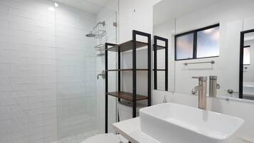 Een douche, een haardroger, handdoeken, zeep