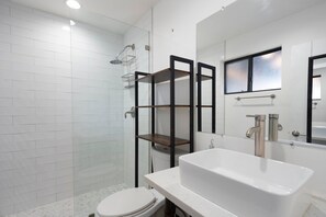 Dusche, Haartrockner, Handtücher, Seife