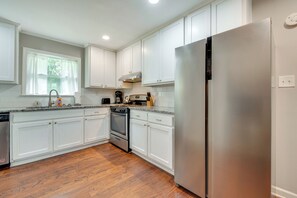 Geladeira, micro-ondas, cooktop, lava-louças