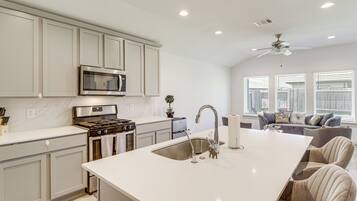 Fridge, microwave, stovetop, dishwasher