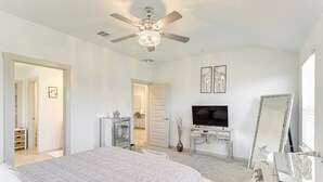 3 habitaciones, tabla de planchar con plancha, internet y ropa de cama