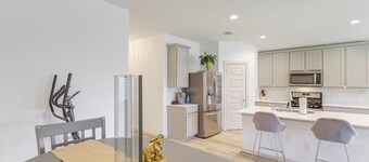 Fenced Yard & Home Office: Quiet Home in Richmond