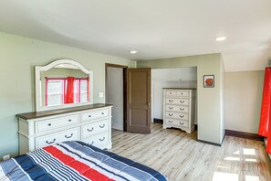 5 bedrooms, desk, Internet, bed sheets - Quaint Family Retreat in Fairbury! (Fairbury)