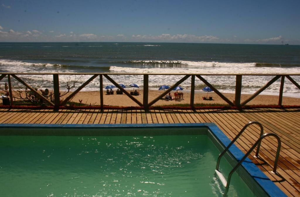 Alberca al aire libre, sombrillas en la alberca y camastros 