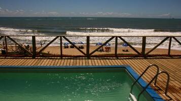 Piscine extérieure, parasols de plage, chaises longues
