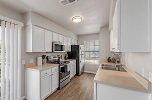 Frigorífico, microondas, horno y placa de cocina