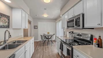 Geladeira, micro-ondas, fogão, cooktop