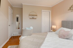 3 habitaciones, escritorio y tabla de planchar con plancha