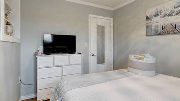 3 Schlafzimmer, Schreibtisch, Bügeleisen/Bügelbrett, Reisekinderbett