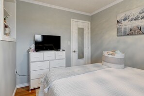 3 Schlafzimmer, Schreibtisch, Bügeleisen/Bügelbrett, Reisekinderbett