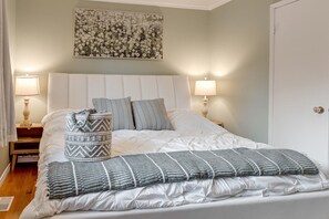 3 habitaciones, escritorio y tabla de planchar con plancha 