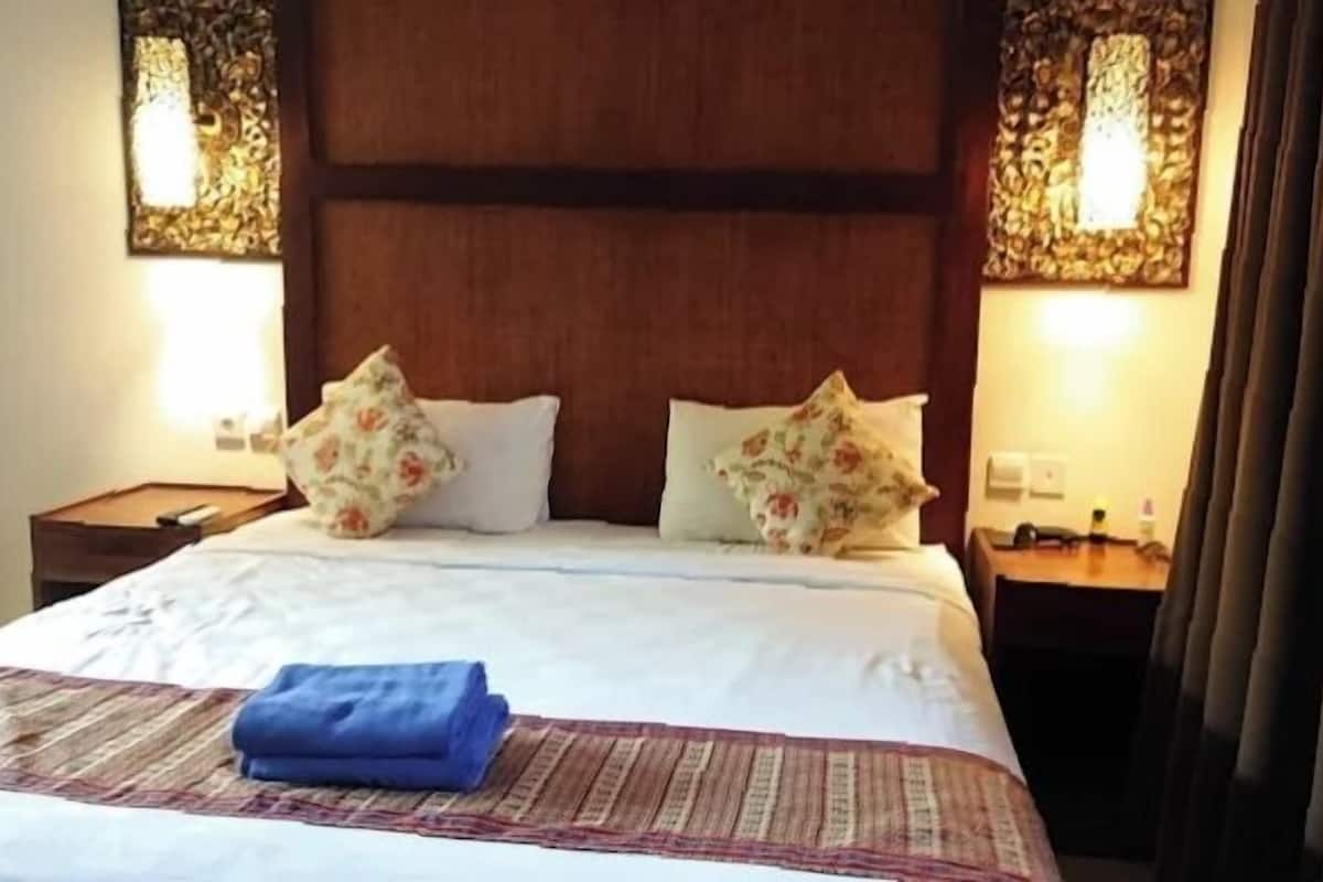 Combined shower/tub, free toiletries, hair dryer, slippers