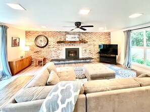 Smart TV, ping pong - Luxury 3BR Home + Game Room - Wooded Escape Near Downtown Redmond (Redmond)