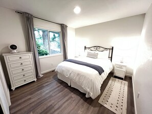 3 chambres, bureau, fer et planche à repasser, accès au Wi-Fi (inclus)