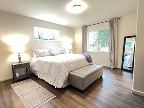 3 bedrooms, desk, iron/ironing board, free WiFi - Luxury 3BR Home + Game Room - Wooded Escape Near Downtown Redmond (Redmond)