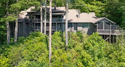 Sapphire Retreat - freshly renovated with mountain views!