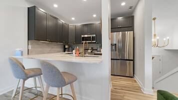 冰箱、微波炉、烤箱、炉灶