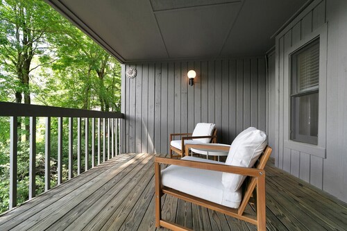 Sapphire Retreat - freshly renovated with mountain views!