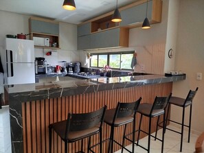 Geladeira, micro-ondas, fogão, cooktop