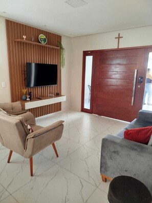 Smart TV, mesa de pingue-pongue, livros, biblioteca musical