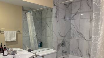 Secador de cabelo, toalhas de banho, sabonete, papel higiênico