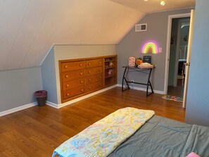 4 bedrooms, iron/ironing board, Internet, bed sheets -  4-bedroom house in brilliant Westmont with huge parking spaces. (Westmont)