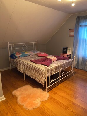 4 bedrooms, iron/ironing board, Internet, bed sheets -  4-bedroom house in brilliant Westmont with huge parking spaces. (Westmont)