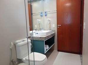 Shower, towels, soap, shampoo - Go Inn Taguatinga Hotel Flat Particular (Taguatinga)