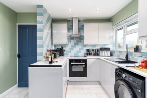 Mikrowelle, Ofen, Herdplatte, Kochgeschirr/Geschirr/Besteck