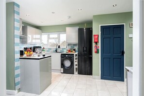 Microondas, horno, placa de cocina, utensilios de cocina