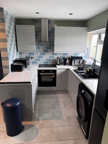 Cozy apartment, 10 min from B'ham Airport/NEC/HS2 sleeps up to 6, King bed, Wifi