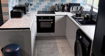 Cozy apartment, 10 min from B'ham Airport/NEC/HS2 sleeps up to 6, King bed, Wifi