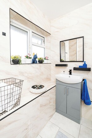 シャワー、ヘアドライヤー、タオル、石鹸