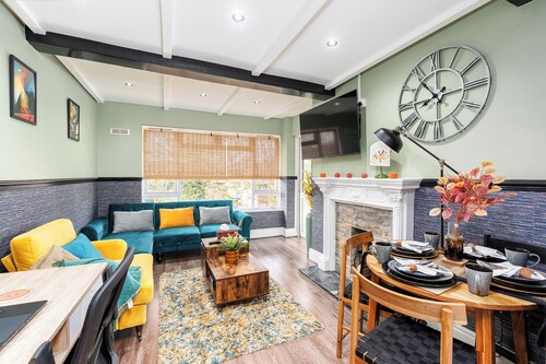 Cozy apartment, 10 min from B'ham Airport/NEC/HS2 sleeps up to 6, King bed, Wifi