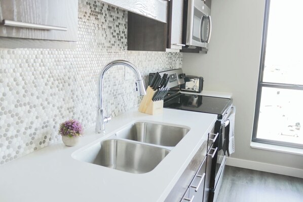 Jääkaappi, mikroaaltouuni, uuni, liesi