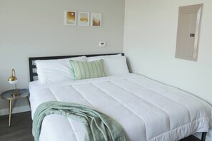 Bureau, fer et planche à repasser, Wi-Fi gratuit, draps fournis