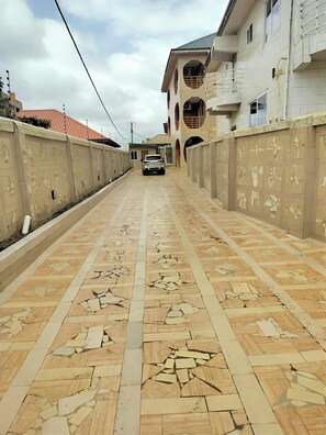 Property grounds - Serene apartment with AC in Tema (Tema)