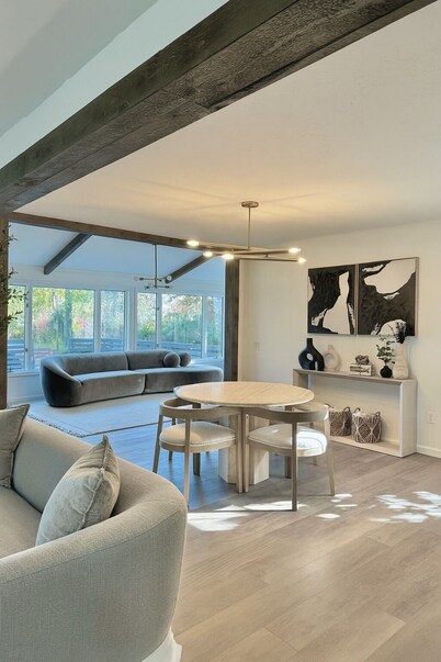 Perfect 5-bedroom house with private beach, indoor pool, in charming Carsonville