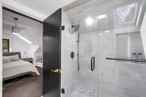 Haartrockner, Handtücher, Seife, Toilettenpapier