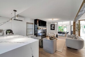 TV, fireplace