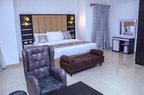 Bureau, espace de travail pour ordinateur portable, Wi-Fi gratuit