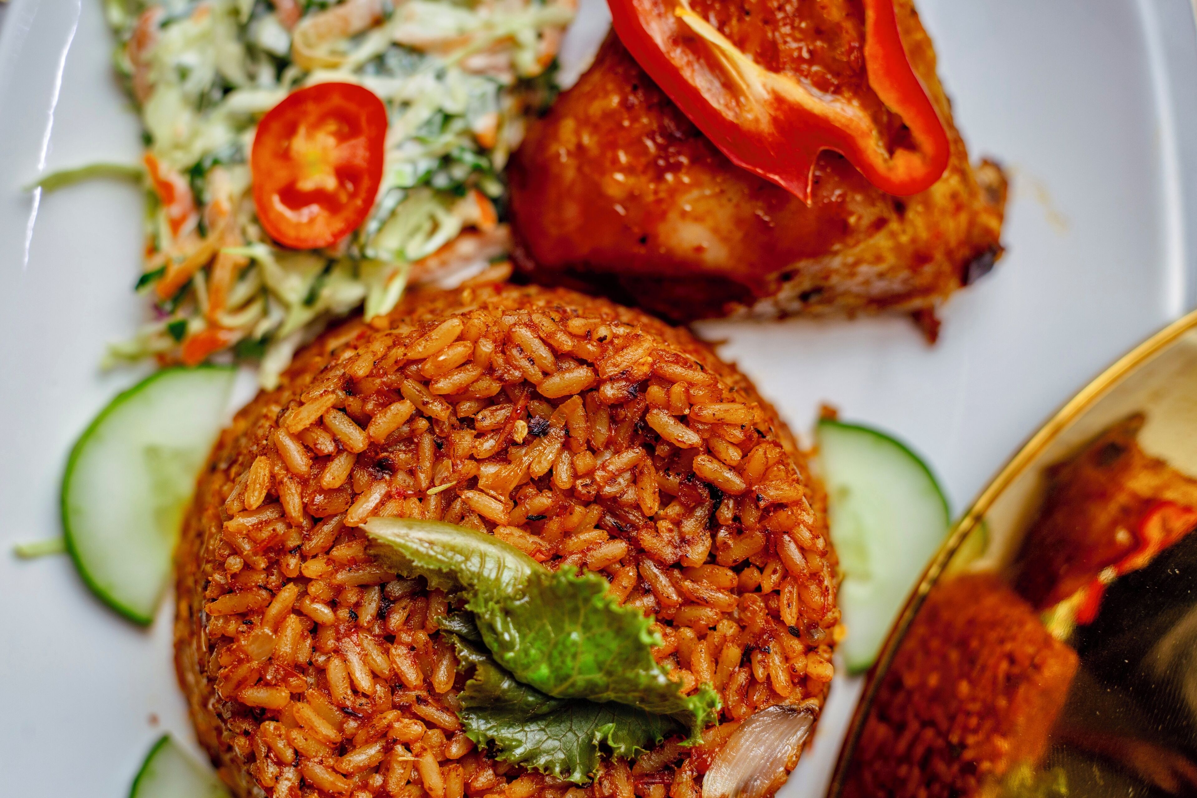Une assiette de nourriture composée de riz, de légumes et d’un morceau de viande.